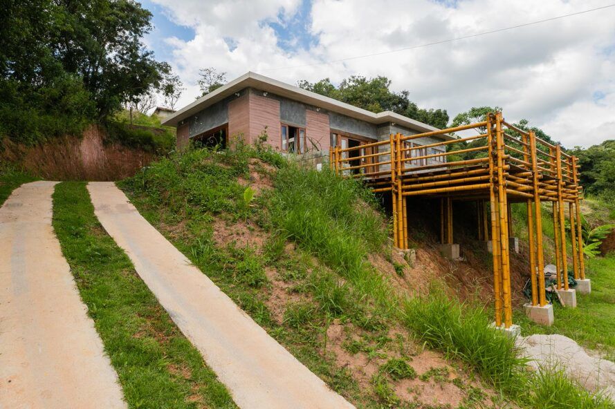 Этот бразильский дом построен из землебитных кирпичей и бамбука