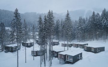 Модульные сборные домики погружают гостей в красоту словацкого леса