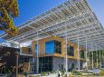 Гигантский фотоэлектрический навес украшает «Здание Кендеда» в Атланте