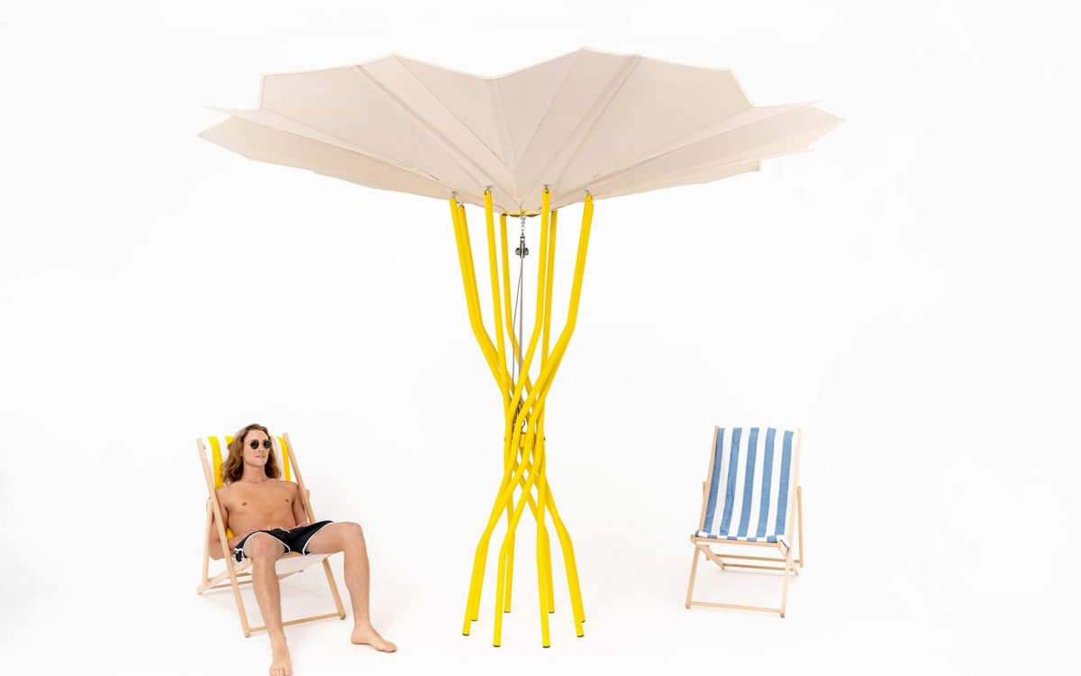 Пляжный зонт на солнечной энергии использует солнце для охлаждения
