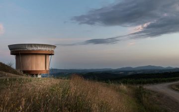 Casa Ojalá: готовый цилиндрический мини-дом с раздвижными стенами