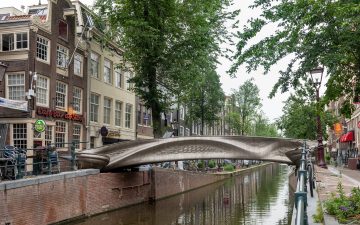 Первый в мире 3D-печатный мост из нержавеющей стали пересекает голландский канал