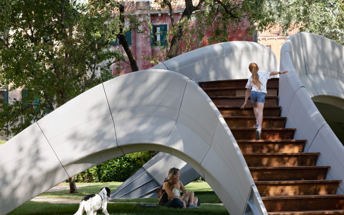 Первый в мире неармированный бетонный мост, напечатанный на 3D-принтере, представлен в Венеции