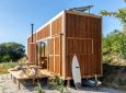 Крошечный деревянный дом для автономной жизни в дороге