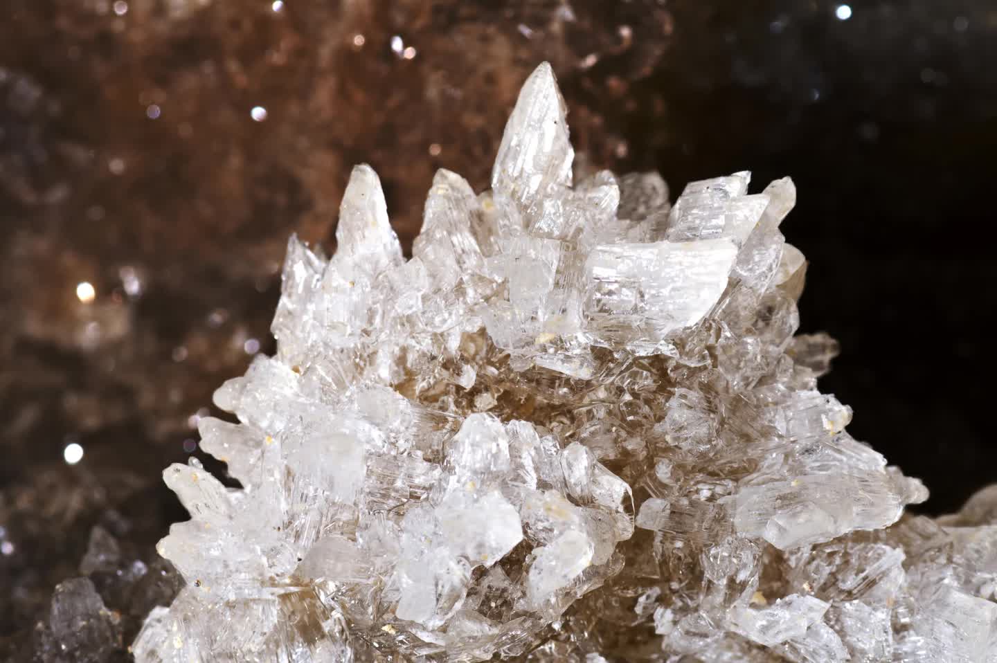 Кристаллы гипса. Коричневые Кристаллы. Синтетические аналоги природных минералов. Изделия из кристаллов гипса.
