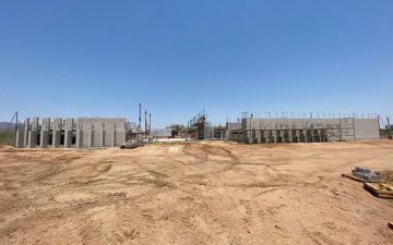 Новый Духовный центр из землебитных блоков строится в пустыне Аризоны