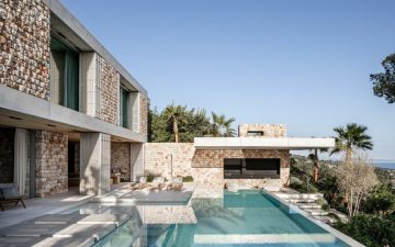 Дом с бассейном выполнен в традиционном испанском стиле «pedra en sec»