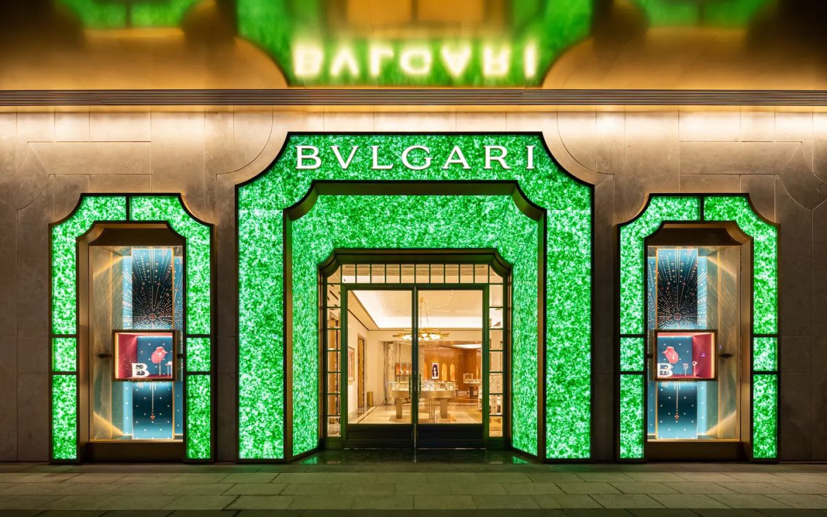Переработанные стеклянные бутылки превратились в потрясающий зеленый фасад магазина