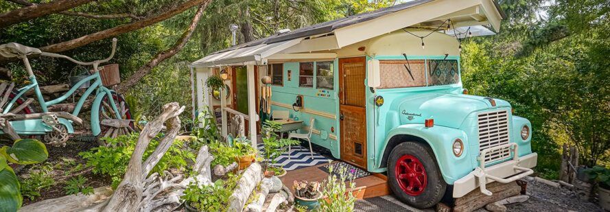 Старый школьный автобус превратился в привлекательный уютный крошечный дом
