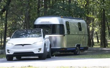 Глэмпер Airstream с дистанционным управлением начинает путешествие в будущее