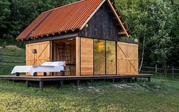 Микро-домик в Лигурийских Альпах имеет кровать, выкатывающуюся наружу