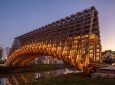 Красивый деревянный мост сочетает в себе современный дизайн и китайские традиции