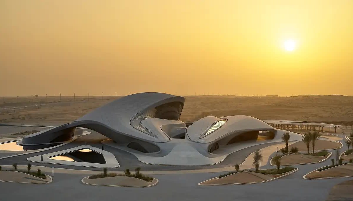 Искусственная «песчаная дюна» от Захи Хадид на солнечной энергии возвышается над пустыней