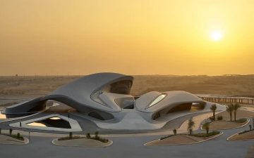 Искусственная «песчаная дюна» от Захи Хадид на солнечной энергии возвышается над пустыней