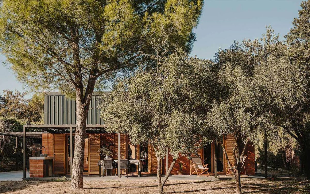Испанские архитекторы построили компактный дом с вентилируемым фасадом
