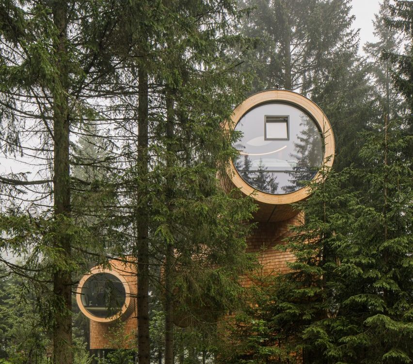Студия Precht построила 4 мультяшных «дома на деревьях» для австрийского ресторана