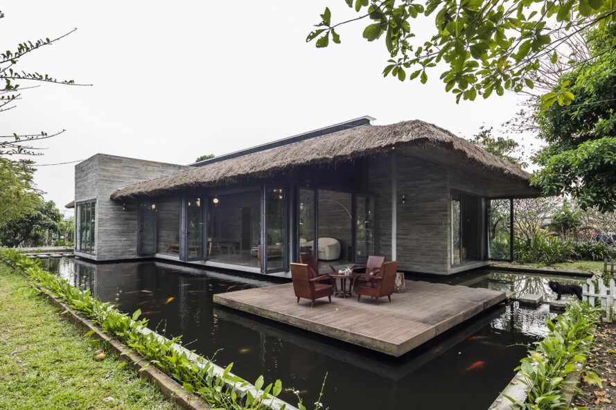 Дом во Вьетнаме окружен красивым прудом с золотыми рыбками