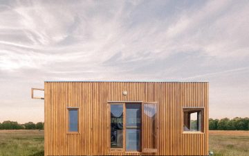 Деревянный мини-дом предлагает комфорт и автономность