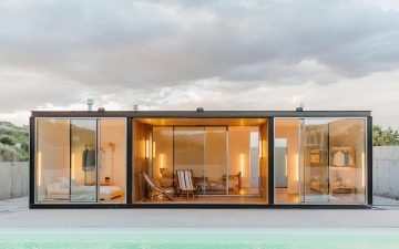 Новая версия стеклянного дома Tini вмещает семью из трех человек
