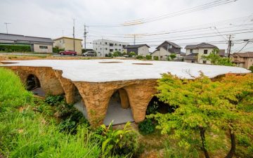 В Японии появился «подземный» ресторан из глины и бетона