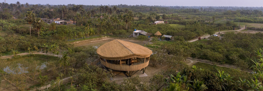 В Индии построен дом из бамбука с впечатляющим видом на ферму