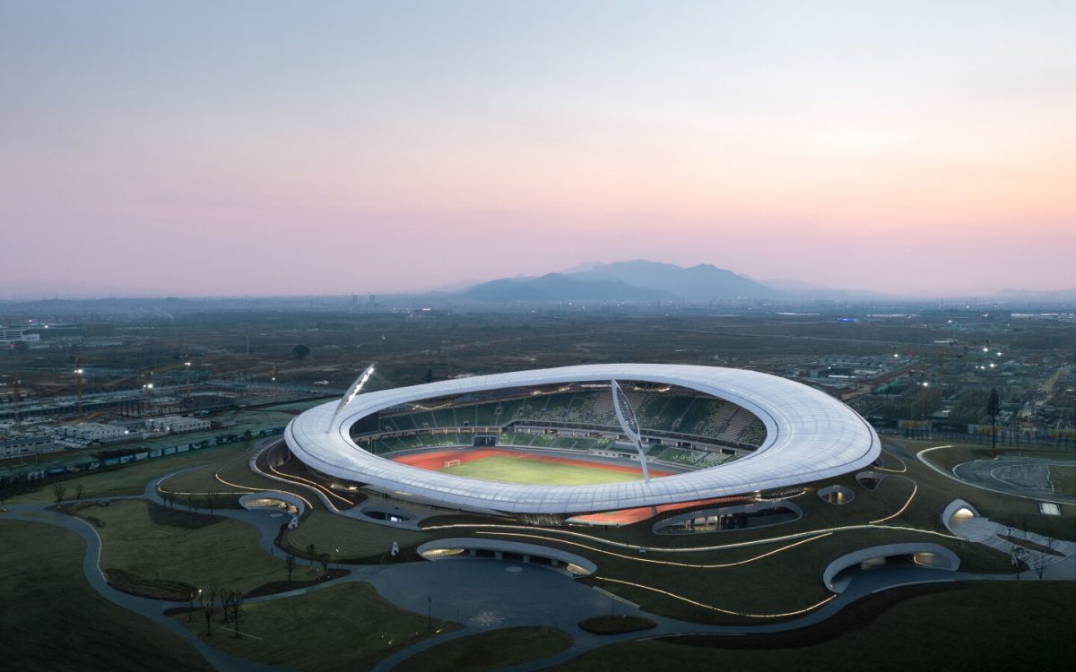 «Инопланетный» стадион парит над холмами в Китае
