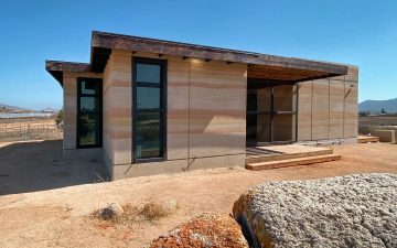 Землебитный дом для семьи построен менее чем за 80 тысяч долларов
