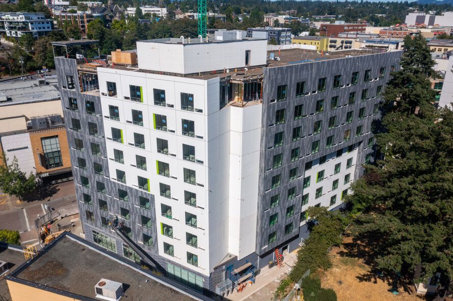 Новый отель сети Marriott в Ванкувере имеет фасад из энергоэффективных сборных панелей