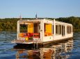 Плавучий крошечный дом на солнечных батареях построен на основе моторной лодки