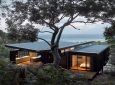 Дом для отдыха из обугленной древесины похож на пляжный кемпинг в Австралии
