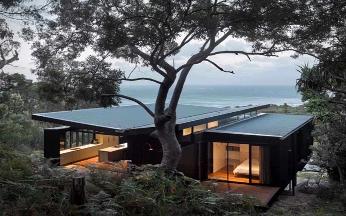 Дом для отдыха из обугленной древесины похож на пляжный кемпинг в Австралии