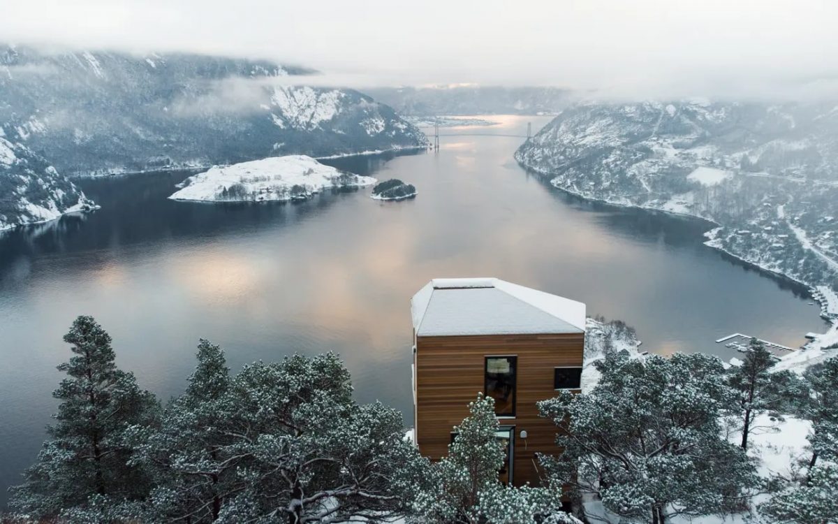 На скалах в Норвегии появились роскошные домики для отдыха с потрясающими видами на фьорд