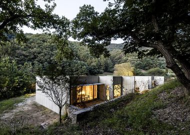 Бетонный дом для отдыха в корейских горах похож на старинную каменную крепость