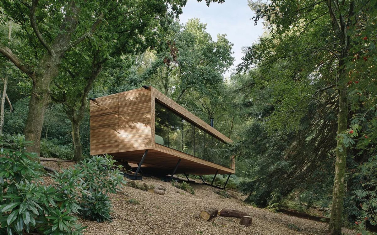 В британском лесу появился домик для отдыха с электрохромным стеклянным фасадом