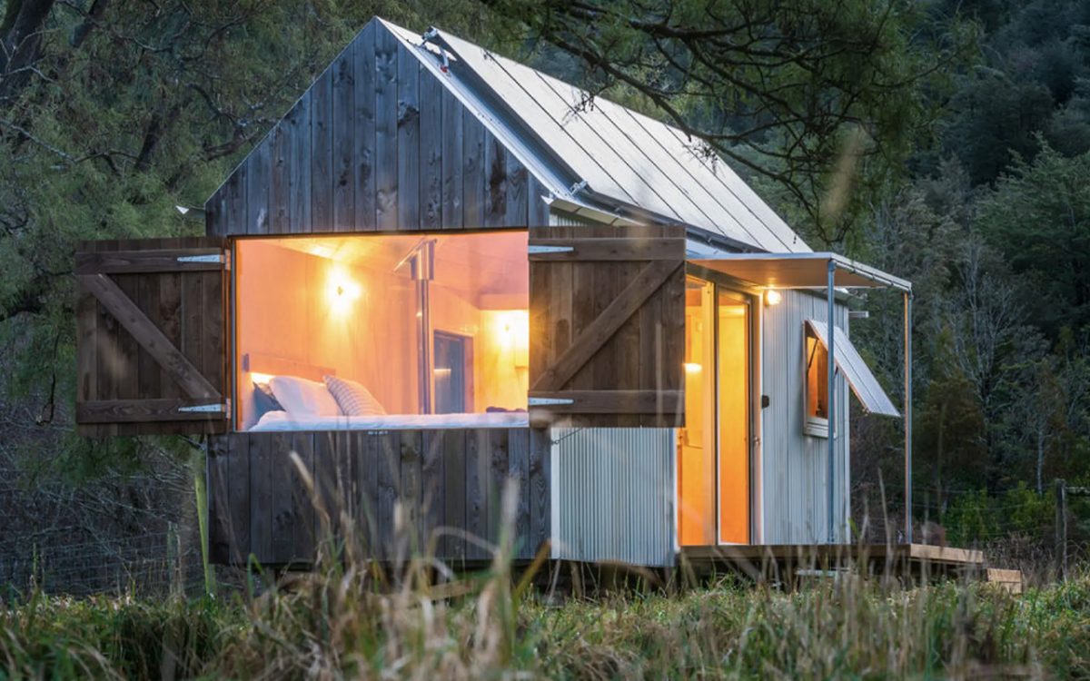 Этот домик для отдыха в Новой Зеландии предлагает комфорт и полную автономность от сети