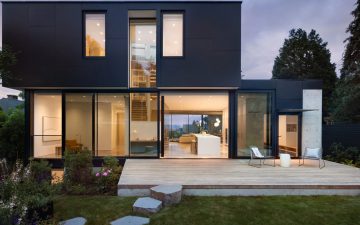 Этот минималистичный загородный дом в Ванкувере имеет величественную лестницу