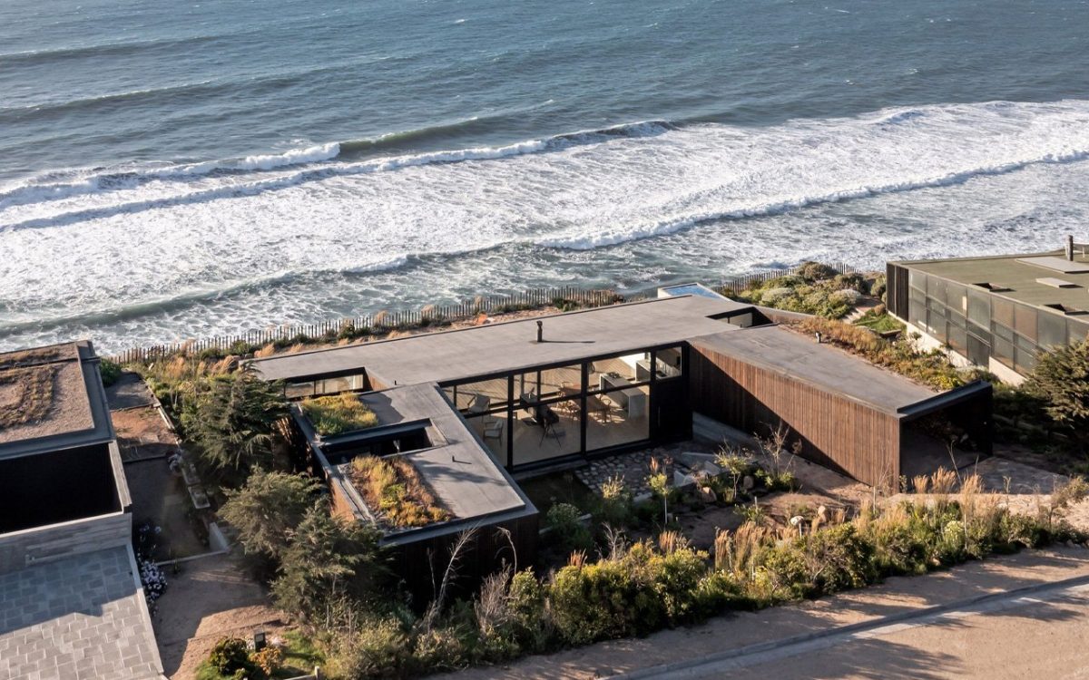 Casa Ferran: красивый пляжный домик П-образной формы на краю скалы в Чили