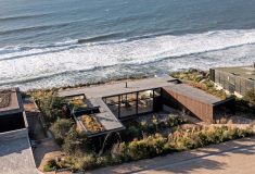 Casa Ferran: красивый пляжный домик П-образной формы на краю скалы в Чили