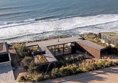 Casa Ferran: красивый пляжный домик П-образной формы на краю скалы в Чили