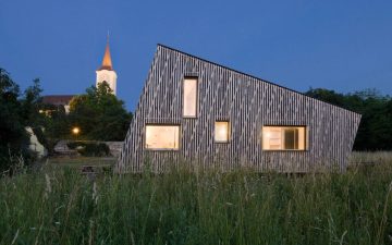 Деревенский домик для отдыха в австрийской деревне построен из местной древесины и соломы