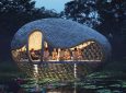 Плавающий домик на берегу озера построен для медитаций под звуки воды и природы
