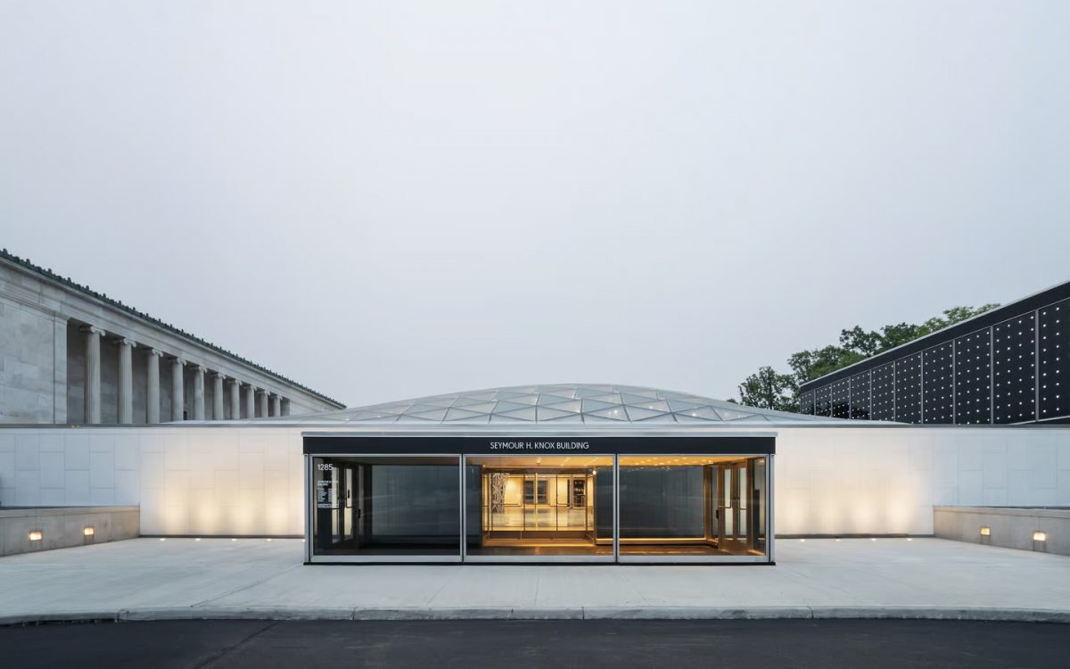 Стеклянная крыша образует потрясающий водоворот во дворе художественного музея