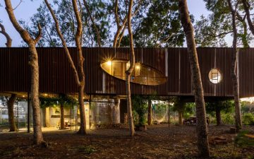 Дом на дереве во Вьетнаме построен из переработанных отходов и местных материалов
