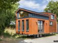 Gaïa Tiny House: широкий и длинный дом на колесах с просторным интерьером