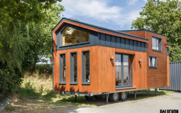 Gaïa Tiny House: широкий и длинный дом на колесах с просторным интерьером