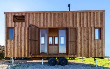 Автономный мини-дом на колесах как образец мобильного деревянного домостроения