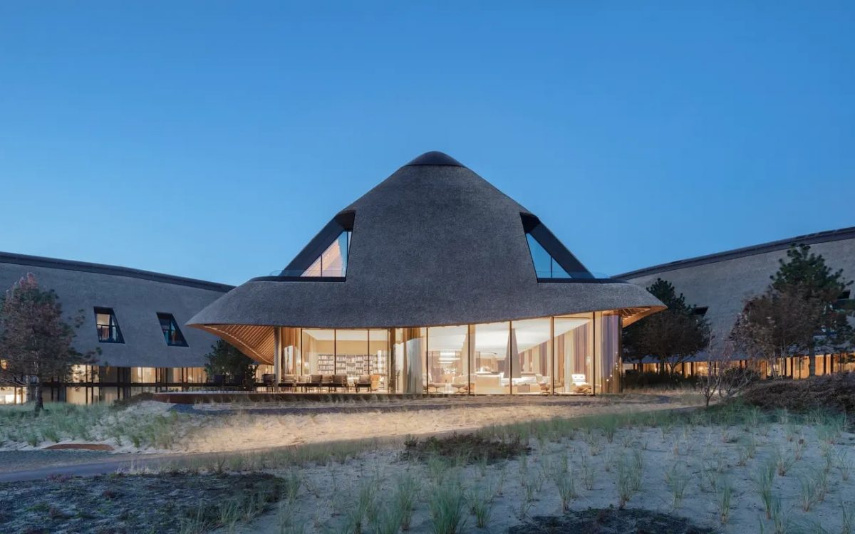 Самая большая в Европе соломенная крыша венчает островной курорт