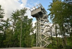 Мини-дом из морских контейнеров обеспечивает прекрасные виды с высоты птичьего полета