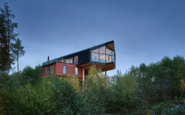 Snøhetta построила подвесной дом на верхушке дерева в самом сердце Норвегии