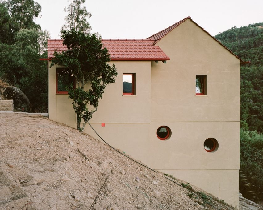 Дом в брутальном стиле построен на месте каменных руин в Португалии